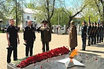 Сотрудники полиции возложили цветы к монументу «Павшим за Родину» в Королёве Сотрудники полиции возложили цветы к монументу «Павшим за Родину» в Королёве