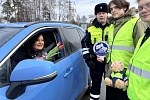 Весенний сюрприз на дороге: автоинспекторы и студенты поздравили автоледи с 8 Марта Весенний сюрприз на дороге: автоинспекторы и студенты поздравили автоледи с 8 Марта